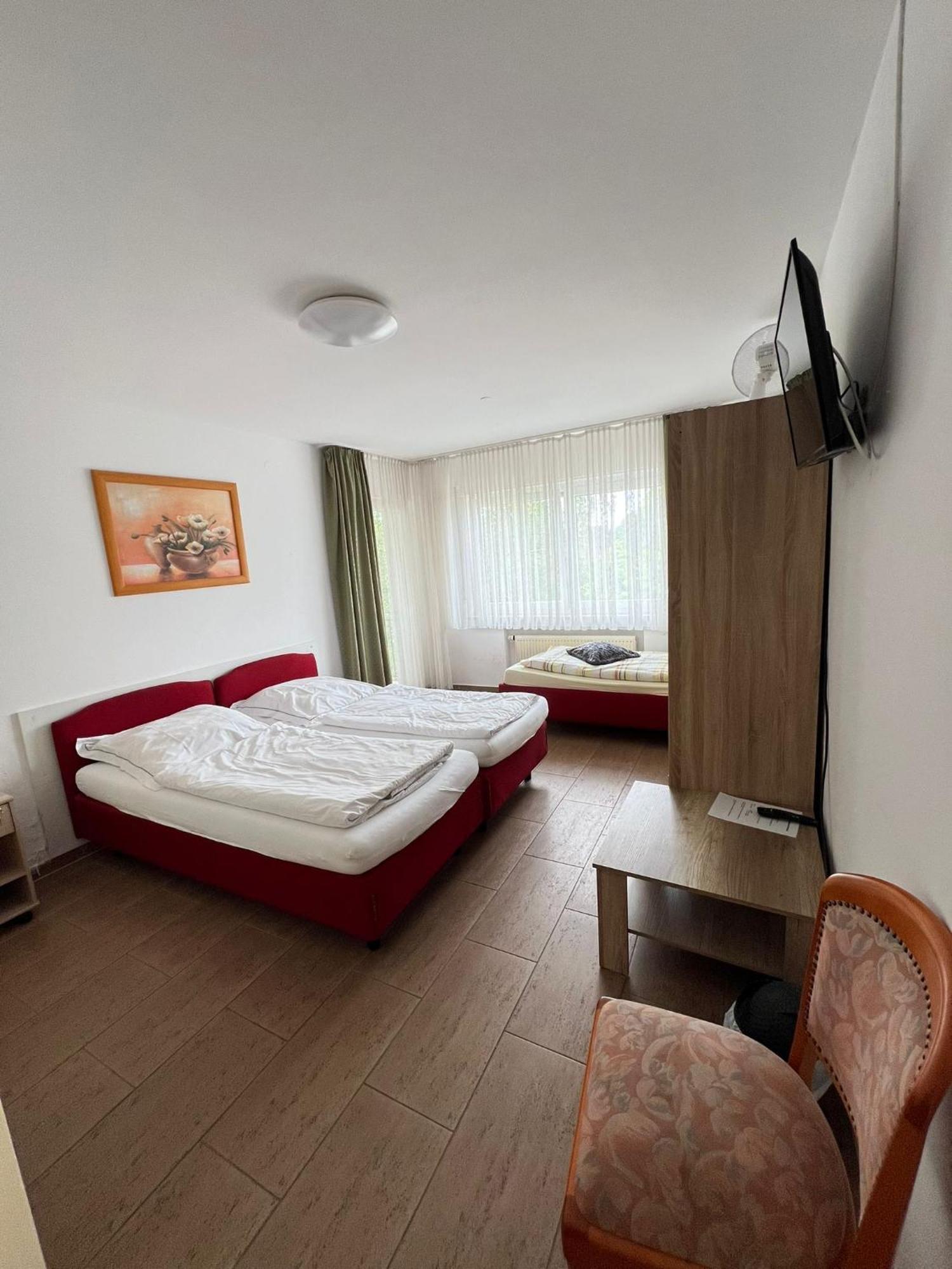 Hotel Restaurant Neffelthal Kerpen  Extérieur photo